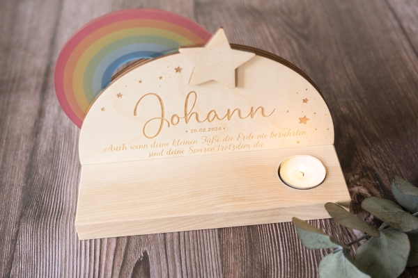 Regenbogen Holzaufsteller als tröstende Erinnerung für Sternenkind im Wohnbereich